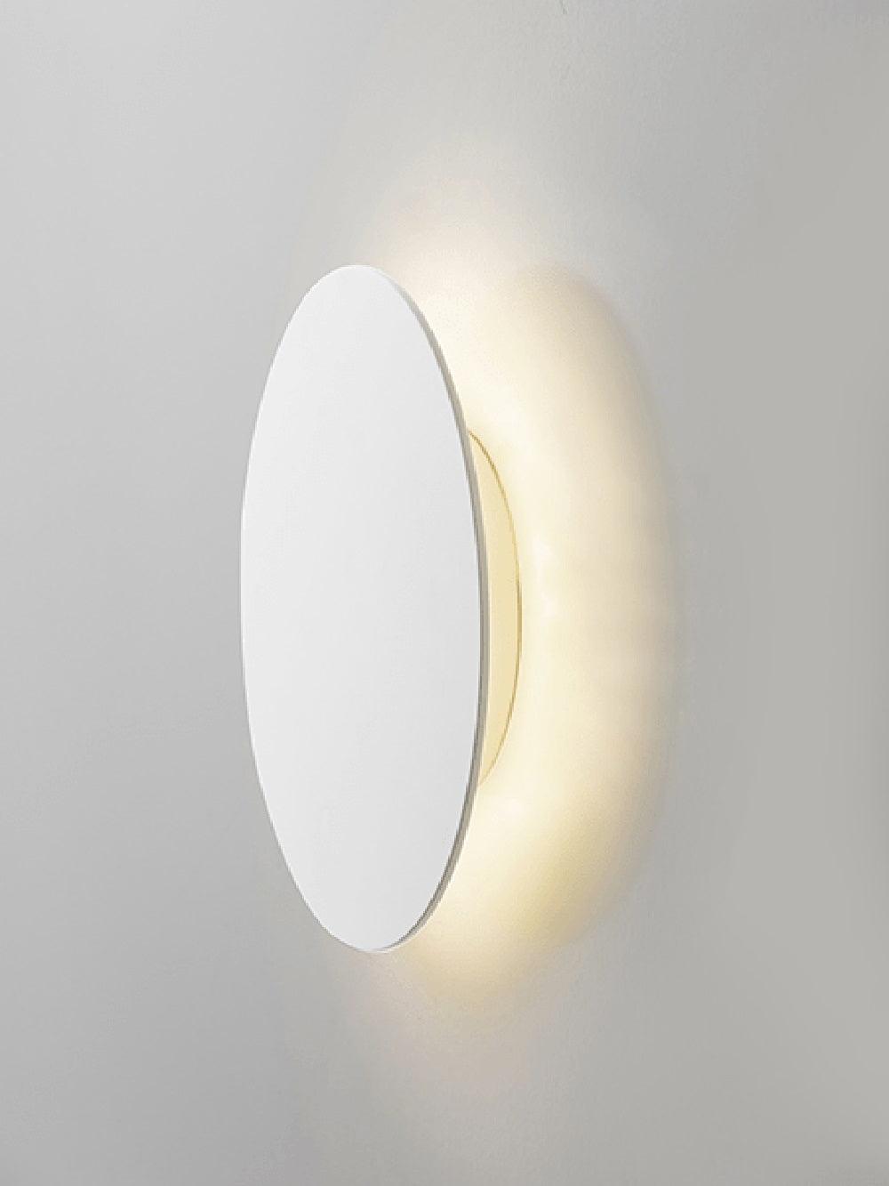 Phelan wandlamp van messing met minimalistisch ontwerp