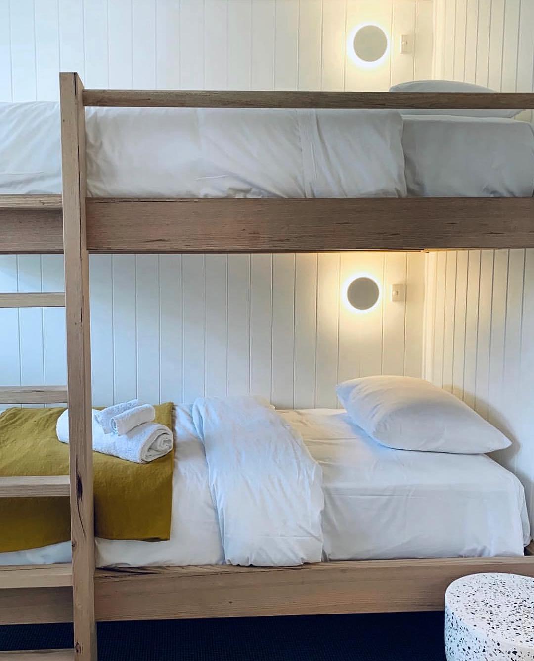 Phelan wandlamp van messing met minimalistisch ontwerp