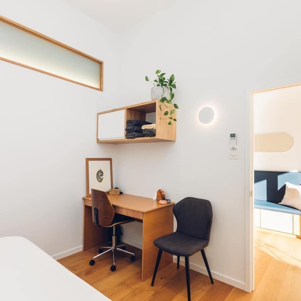 Phelan wandlamp van messing met minimalistisch ontwerp