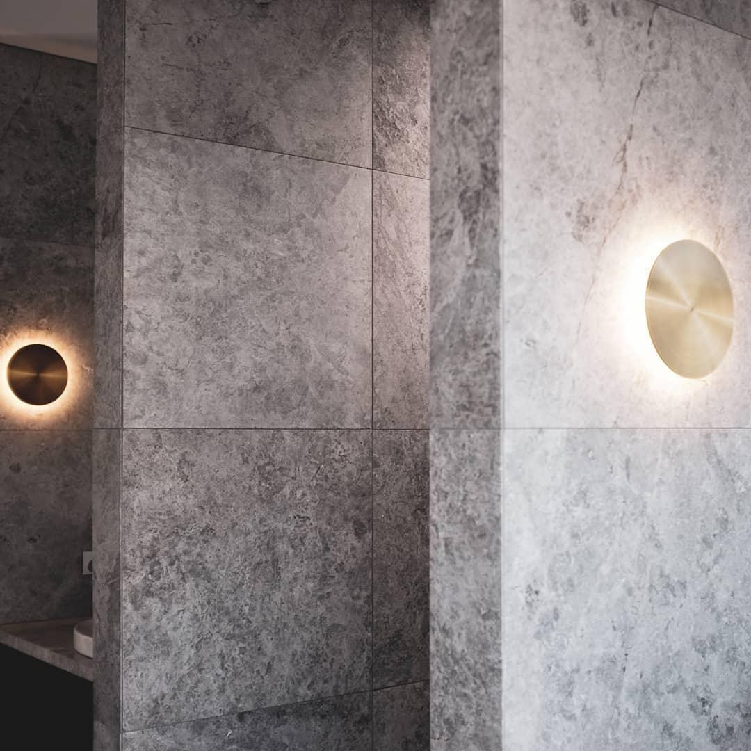 Phelan wandlamp van messing met minimalistisch ontwerp