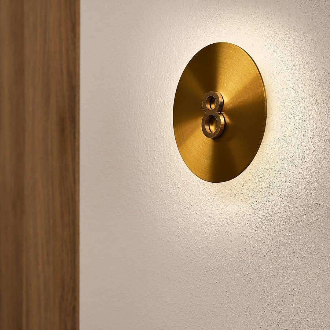 Phelan wandlamp van messing met minimalistisch ontwerp