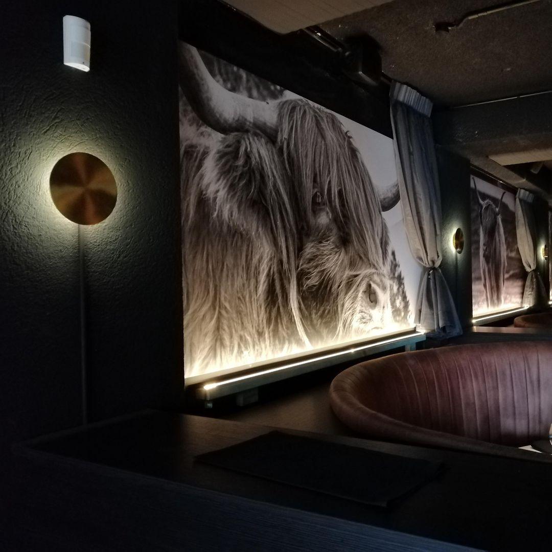 Phelan wandlamp van messing met minimalistisch ontwerp
