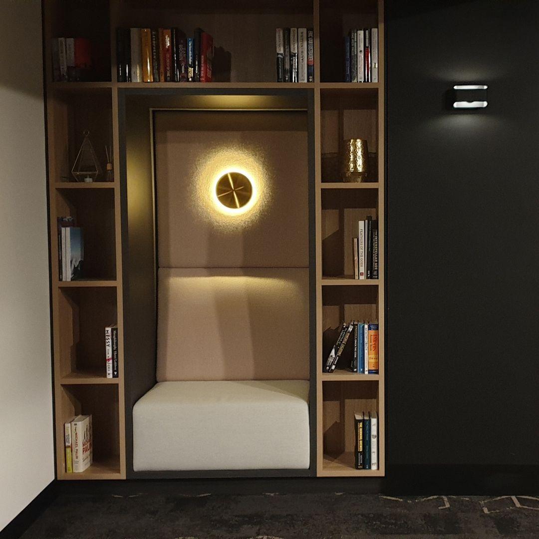 Phelan wandlamp van messing met minimalistisch ontwerp