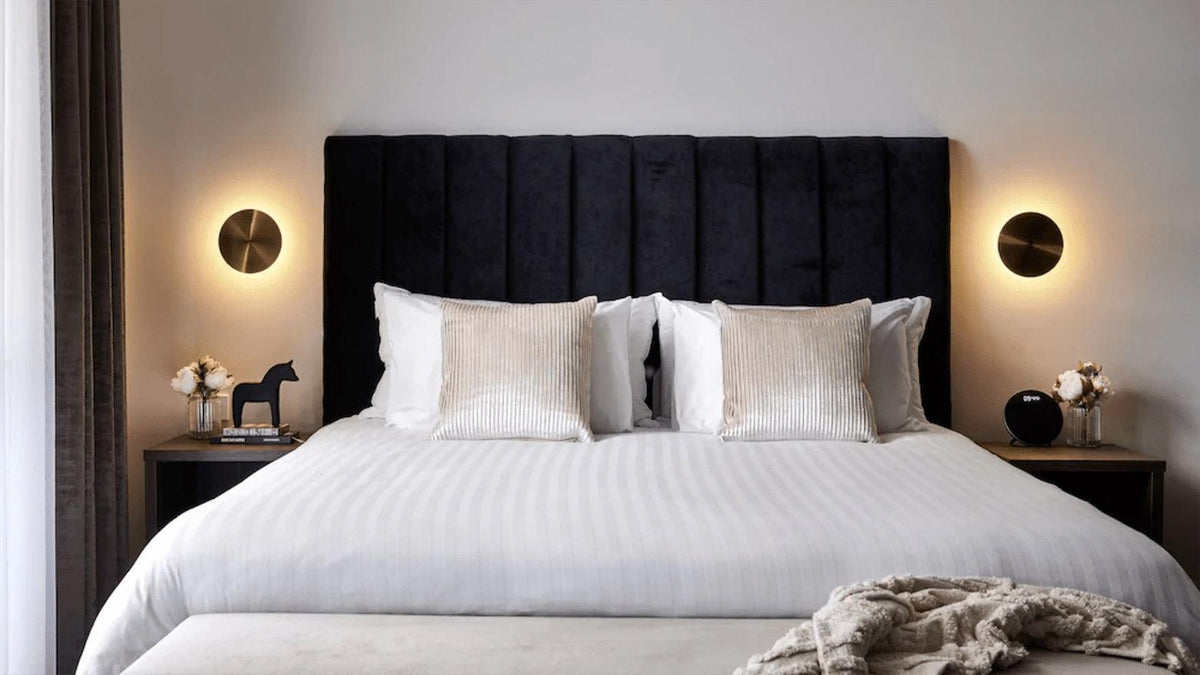 Phelan wandlamp van messing met minimalistisch ontwerp
