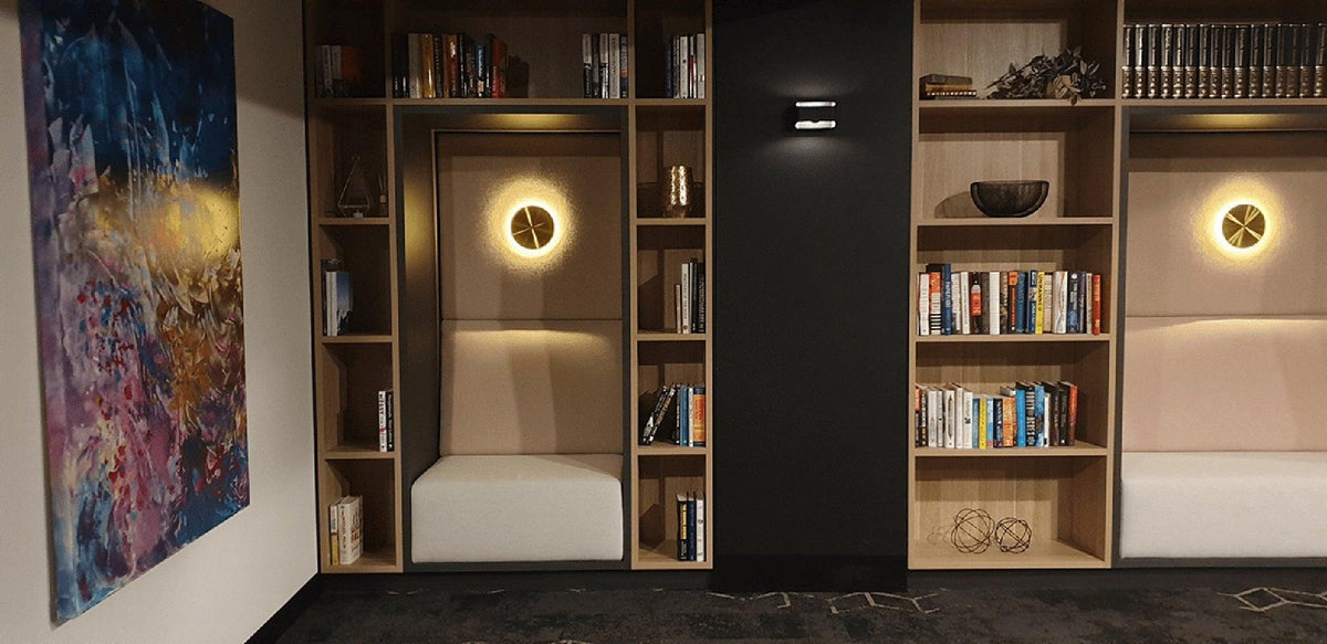 Phelan wandlamp van messing met minimalistisch ontwerp