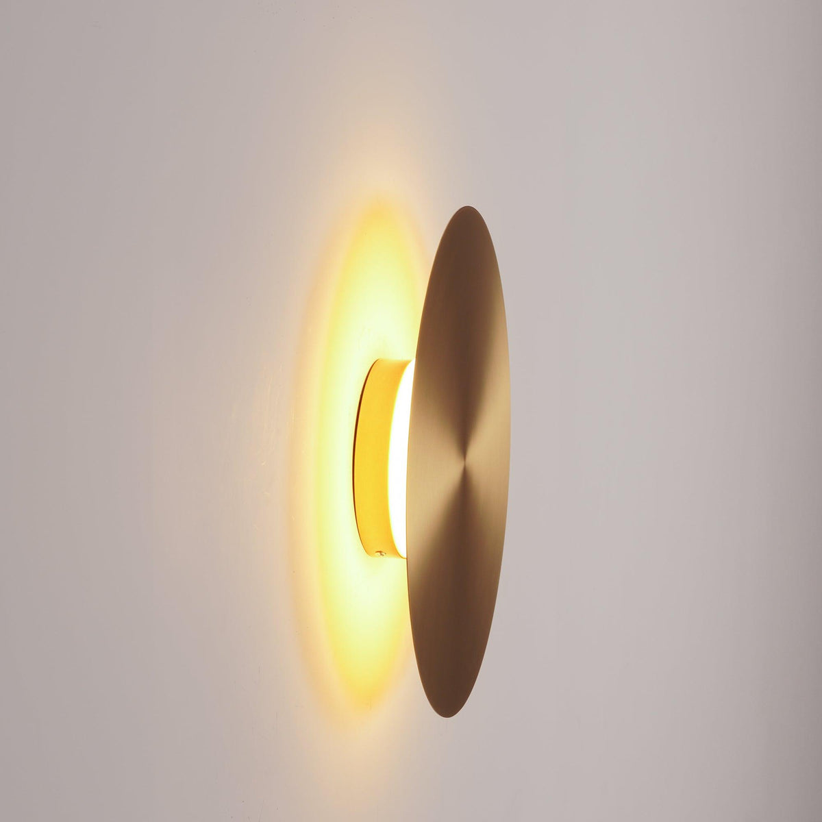 Phelan wandlamp van messing met minimalistisch ontwerp