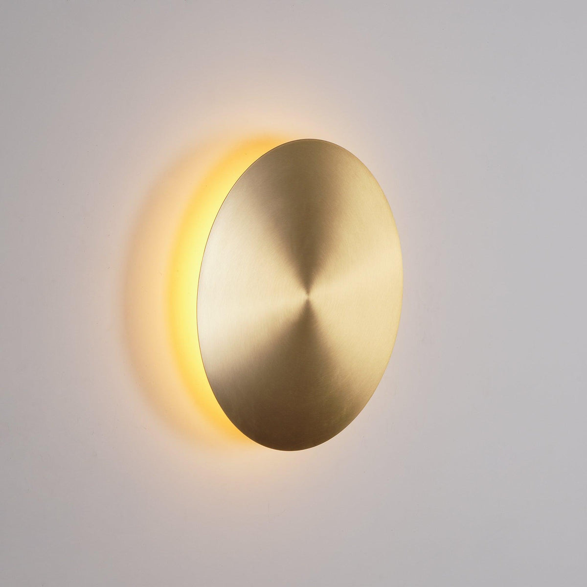 Phelan wandlamp van messing met minimalistisch ontwerp