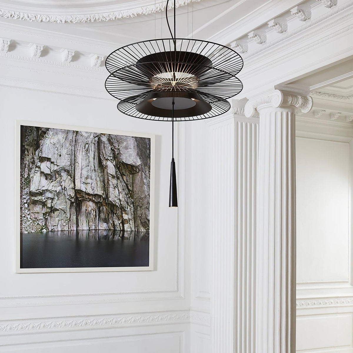 Moderne kroonluchter met sculpturale gelaagde draadframe en opvallend ontwerp
