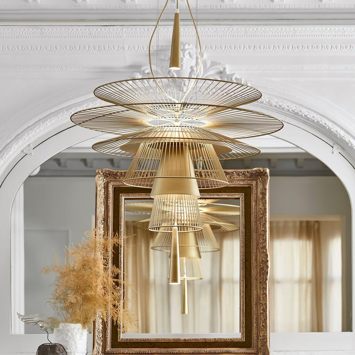 Moderne kroonluchter met sculpturale gelaagde draadframe en opvallend ontwerp