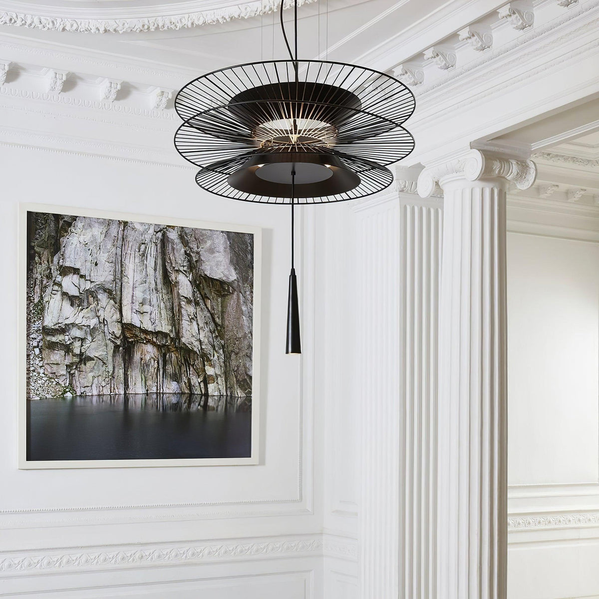 Moderne kroonluchter met sculpturale gelaagde draadframe en opvallend ontwerp