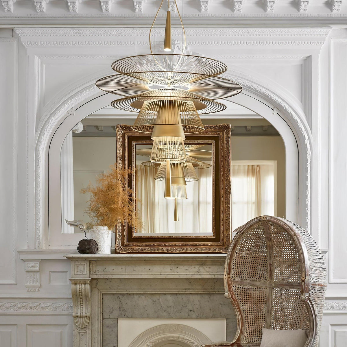 Moderne kroonluchter met sculpturale gelaagde draadframe en opvallend ontwerp
