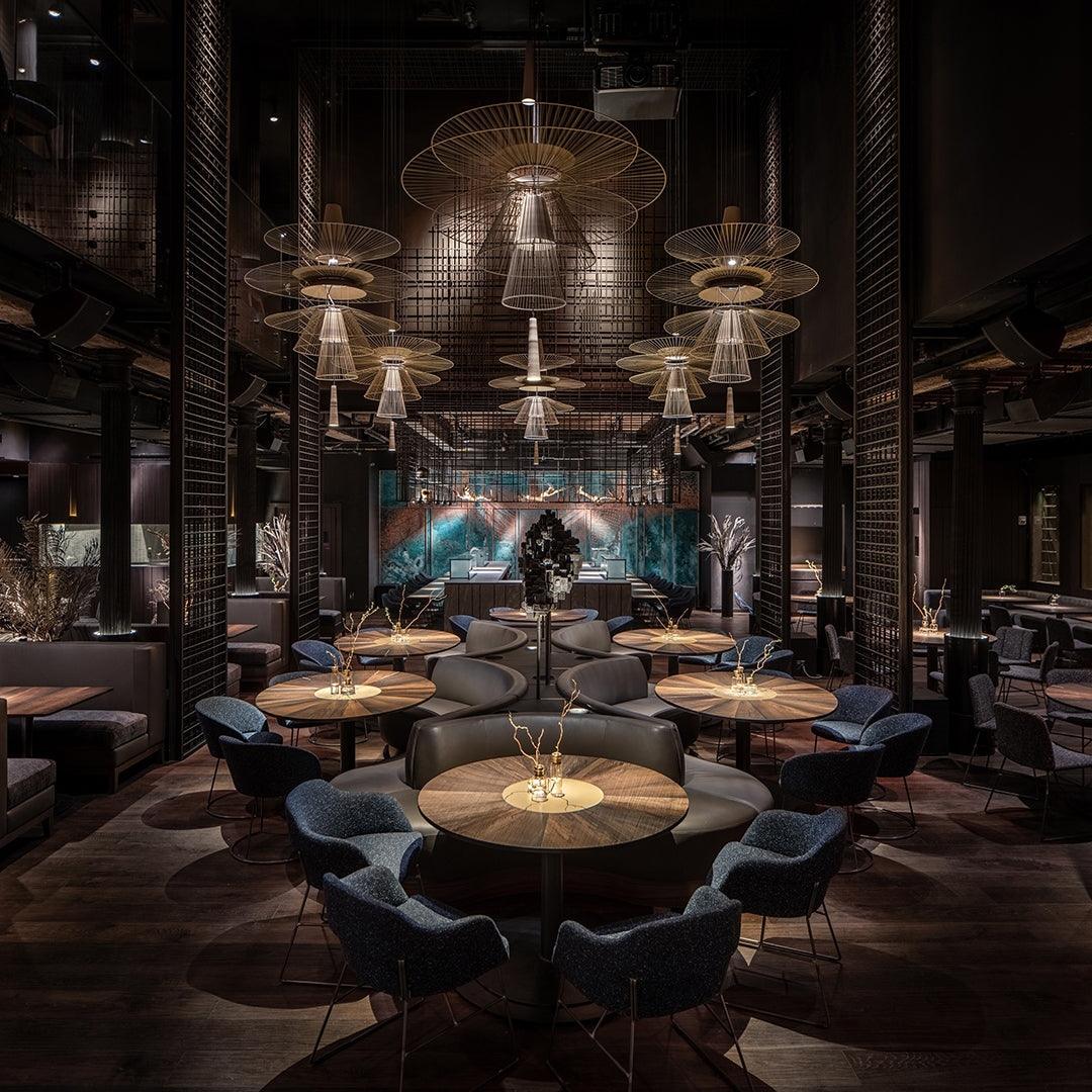Moderne kroonluchter met sculpturale gelaagde draadframe en opvallend ontwerp