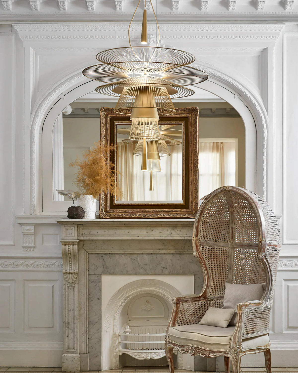 Moderne kroonluchter met sculpturale gelaagde draadframe en opvallend ontwerp