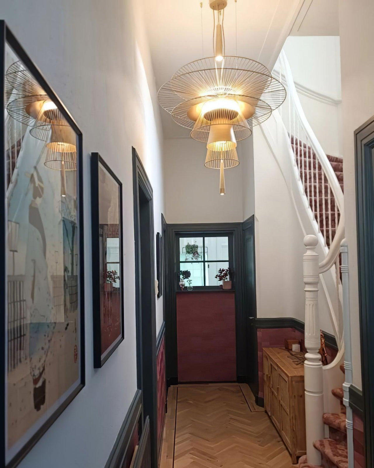 Moderne kroonluchter met sculpturale gelaagde draadframe en opvallend ontwerp