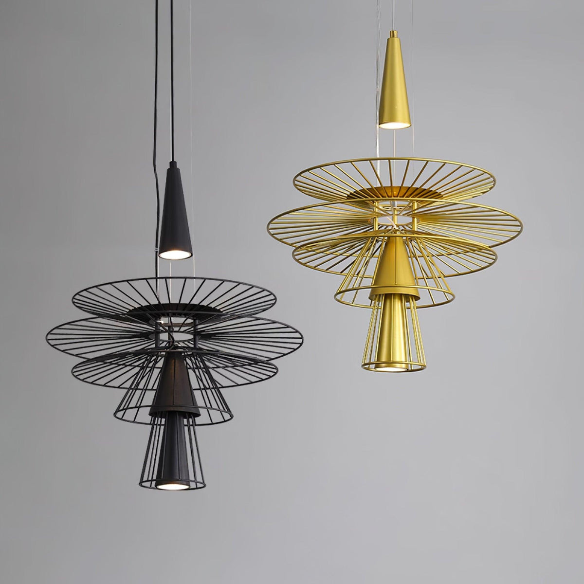 Moderne kroonluchter met sculpturale gelaagde draadframe en opvallend ontwerp