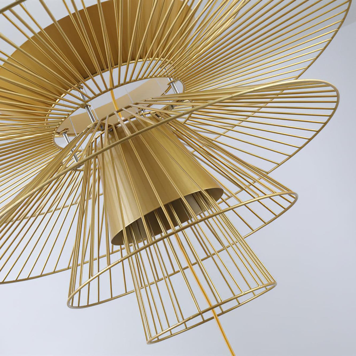 Moderne kroonluchter met sculpturale gelaagde draadframe en opvallend ontwerp