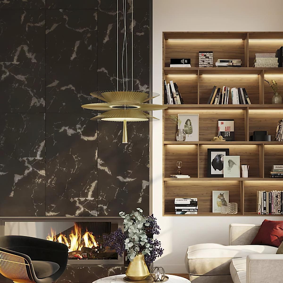 Moderne kroonluchter met sculpturale gelaagde draadframe en opvallend ontwerp