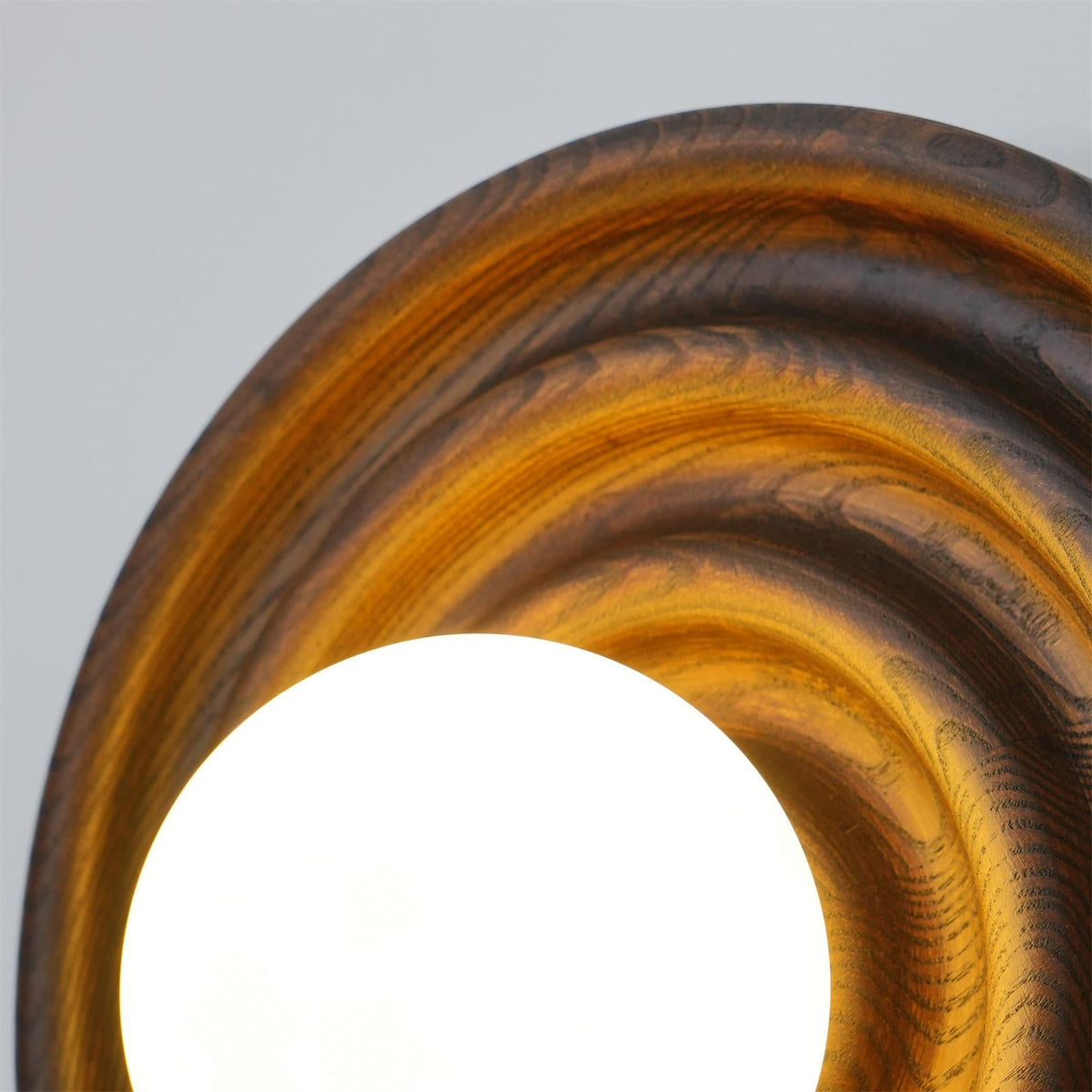 Aldinise wandlamp Ripple met walnootlichaam en glazen bolkap