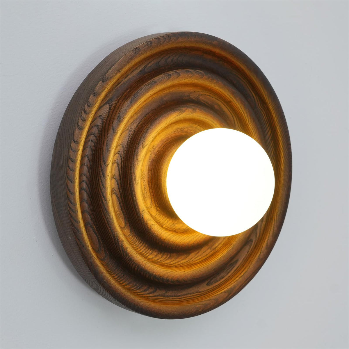 Aldinise wandlamp Ripple met walnootlichaam en glazen bolkap