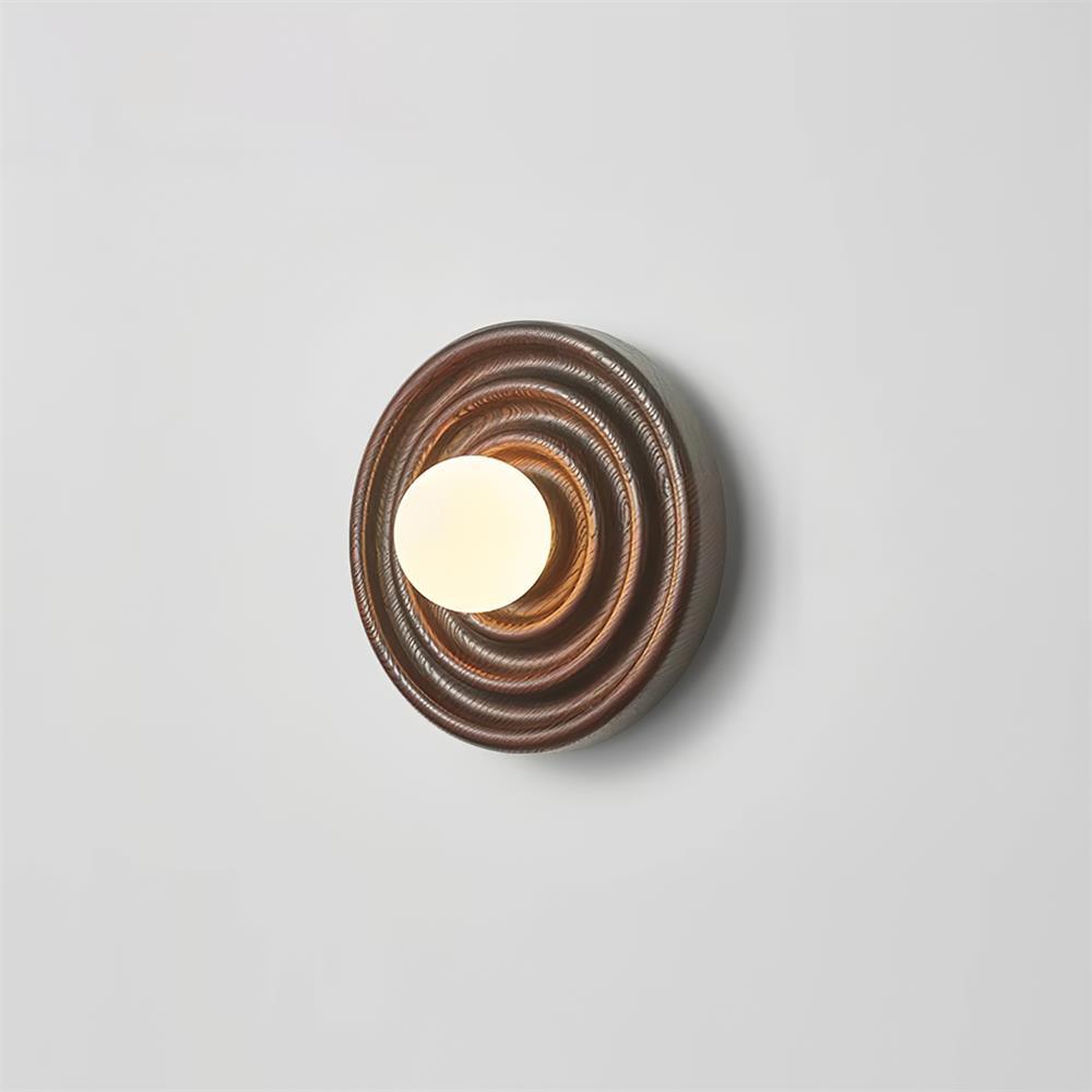 Aldinise wandlamp Ripple met walnootlichaam en glazen bolkap