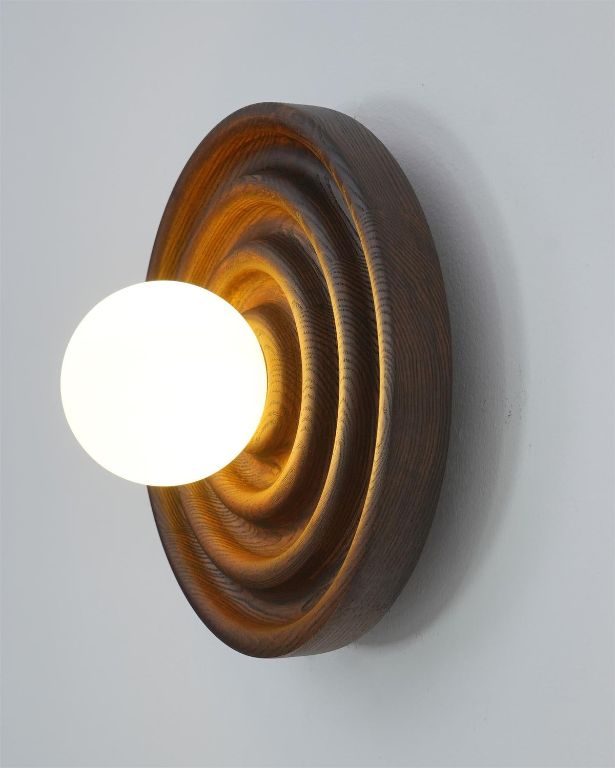 Aldinise wandlamp Ripple met walnootlichaam en glazen bolkap