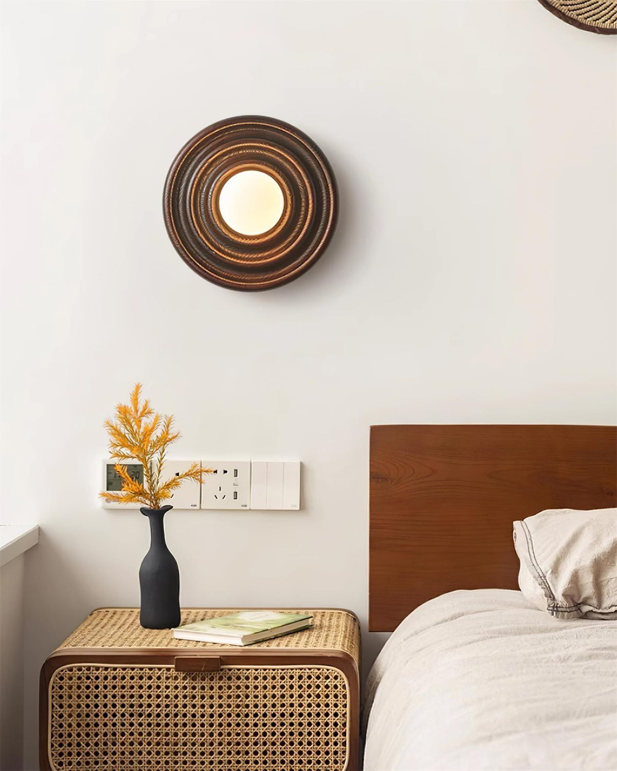 Aldinise wandlamp Ripple met walnootlichaam en glazen bolkap