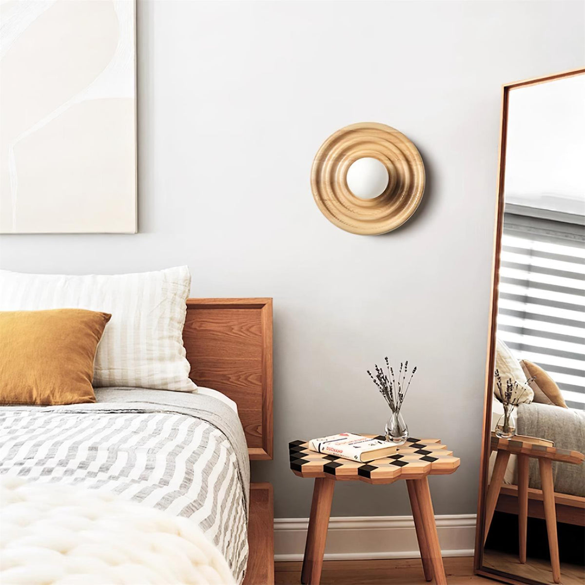 Aldinise wandlamp Ripple met walnootlichaam en glazen bolkap