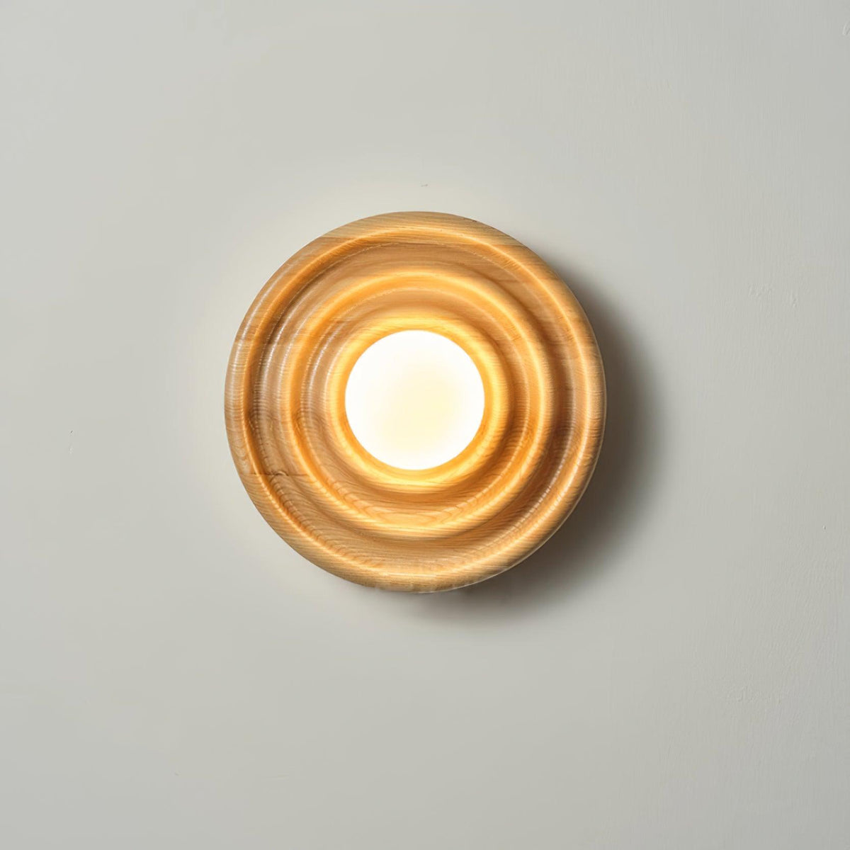 Aldinise wandlamp Ripple met walnootlichaam en glazen bolkap