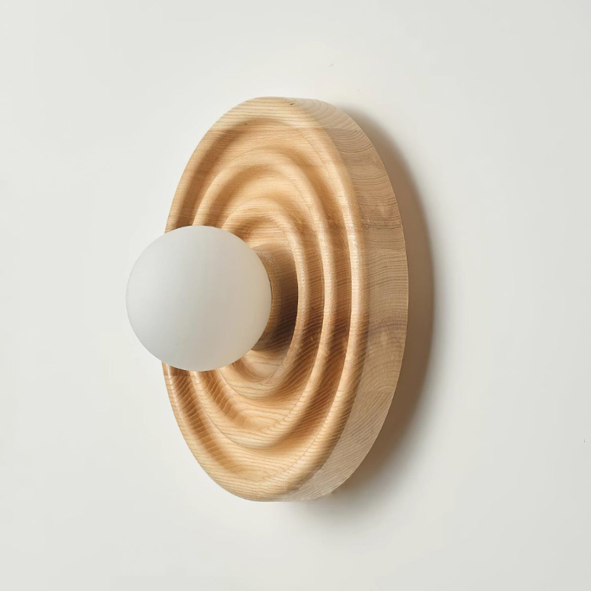 Aldinise wandlamp Ripple met walnootlichaam en glazen bolkap
