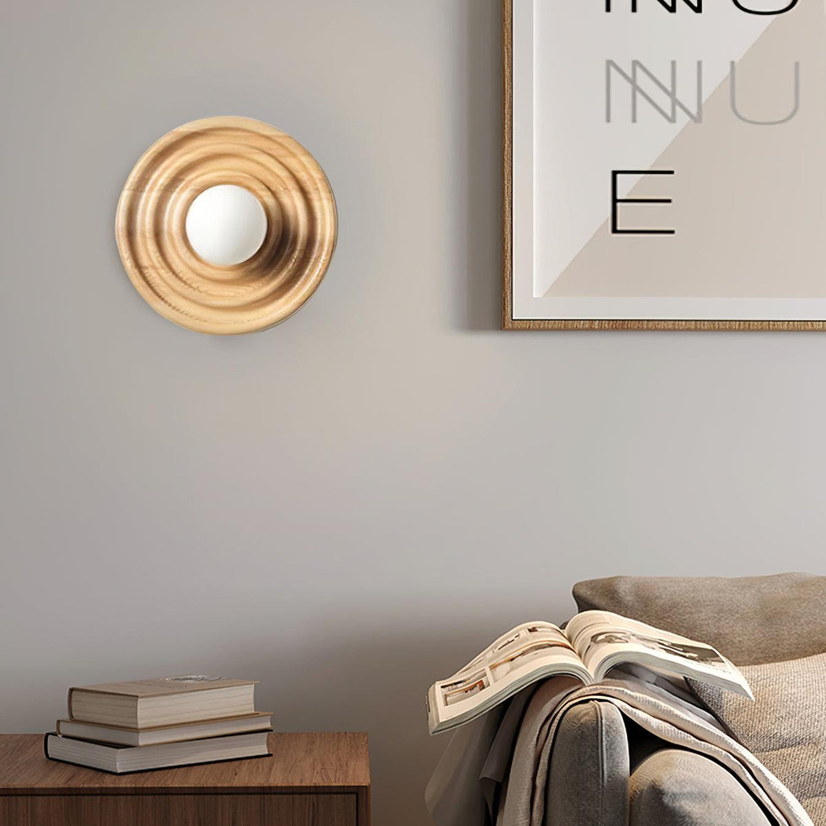 Aldinise wandlamp Ripple met walnootlichaam en glazen bolkap