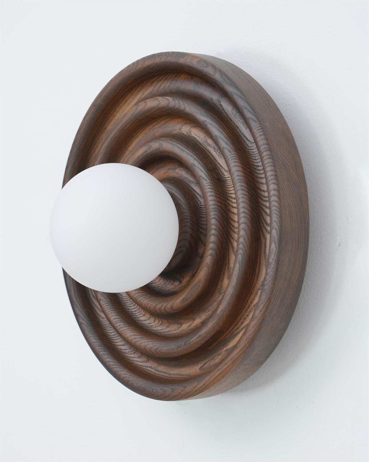 Aldinise wandlamp Ripple met walnootlichaam en glazen bolkap