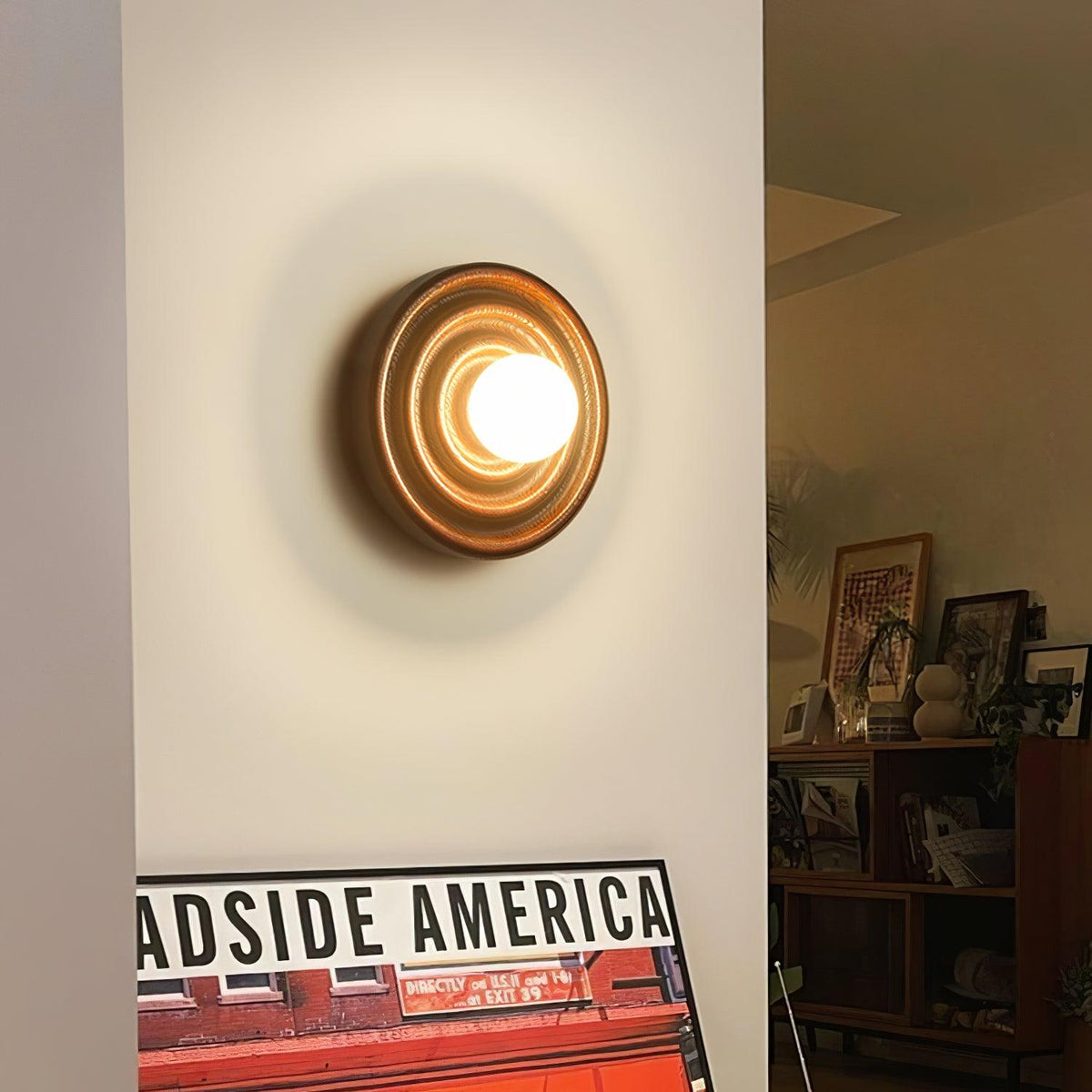 Aldinise wandlamp Ripple met walnootlichaam en glazen bolkap