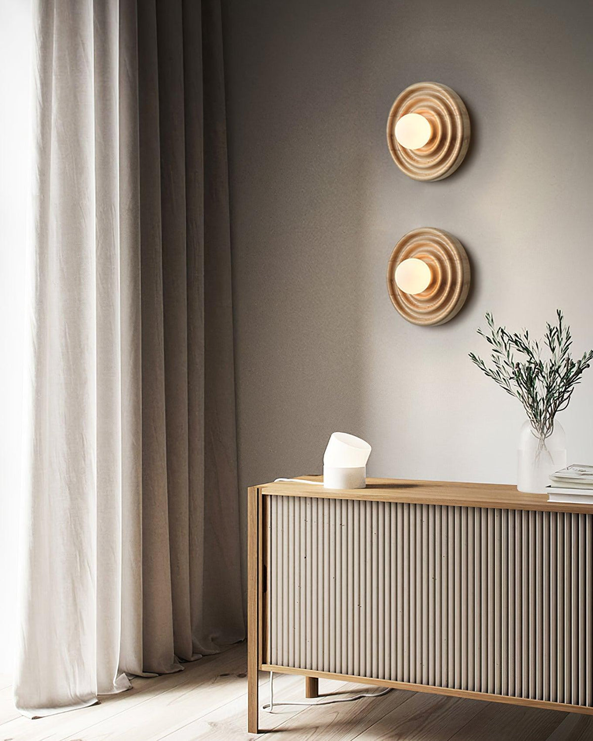 Aldinise wandlamp Ripple met walnootlichaam en glazen bolkap