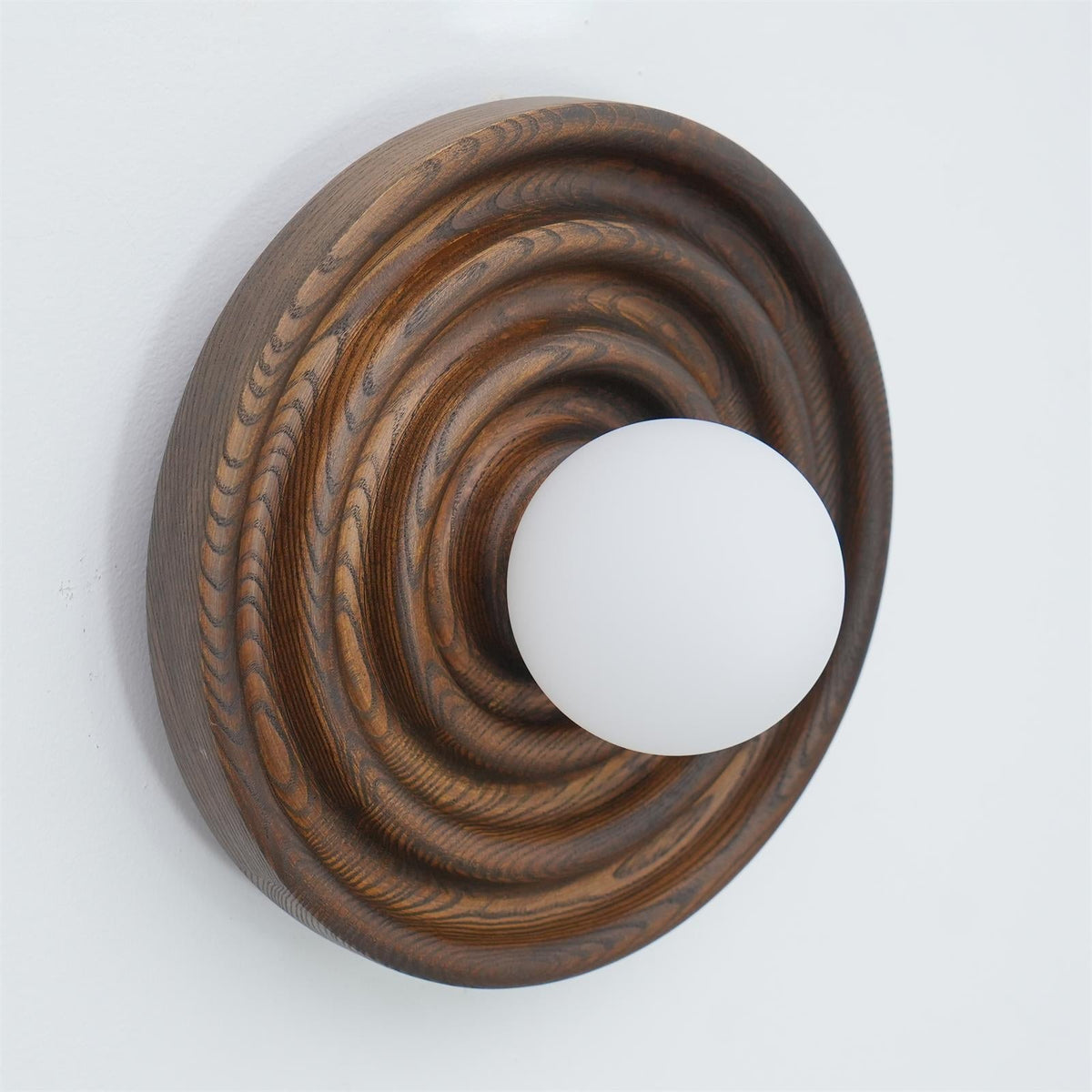 Aldinise wandlamp Ripple met walnootlichaam en glazen bolkap