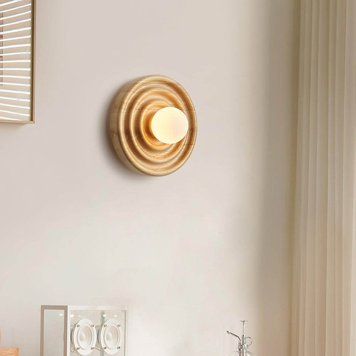 Aldinise wandlamp Ripple met walnootlichaam en glazen bolkap