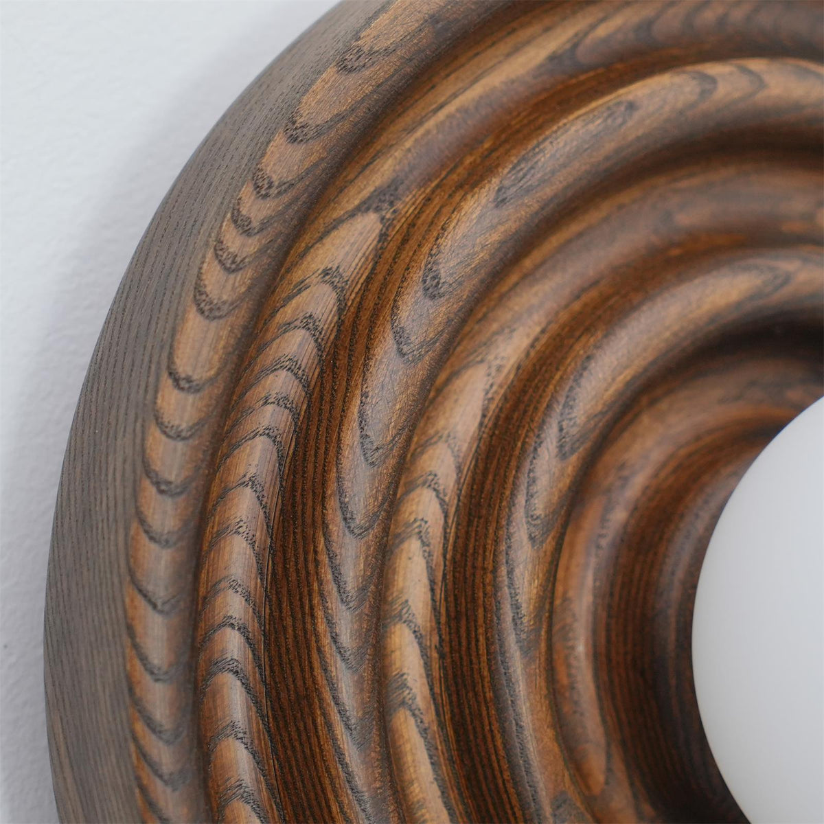 Aldinise wandlamp Ripple met walnootlichaam en glazen bolkap