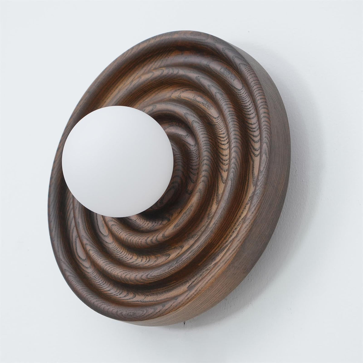 Aldinise wandlamp Ripple met walnootlichaam en glazen bolkap