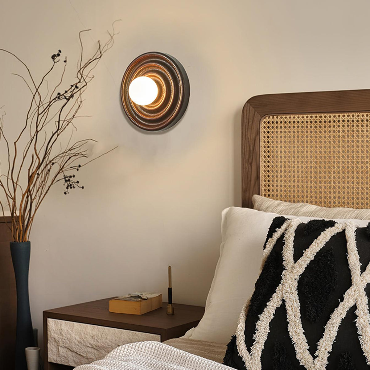 Aldinise wandlamp Ripple met walnootlichaam en glazen bolkap