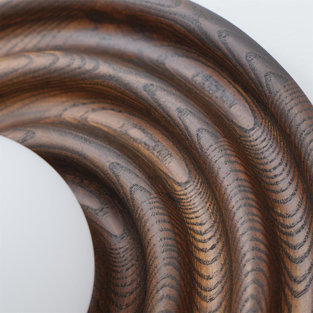 Aldinise wandlamp Ripple met walnootlichaam en glazen bolkap