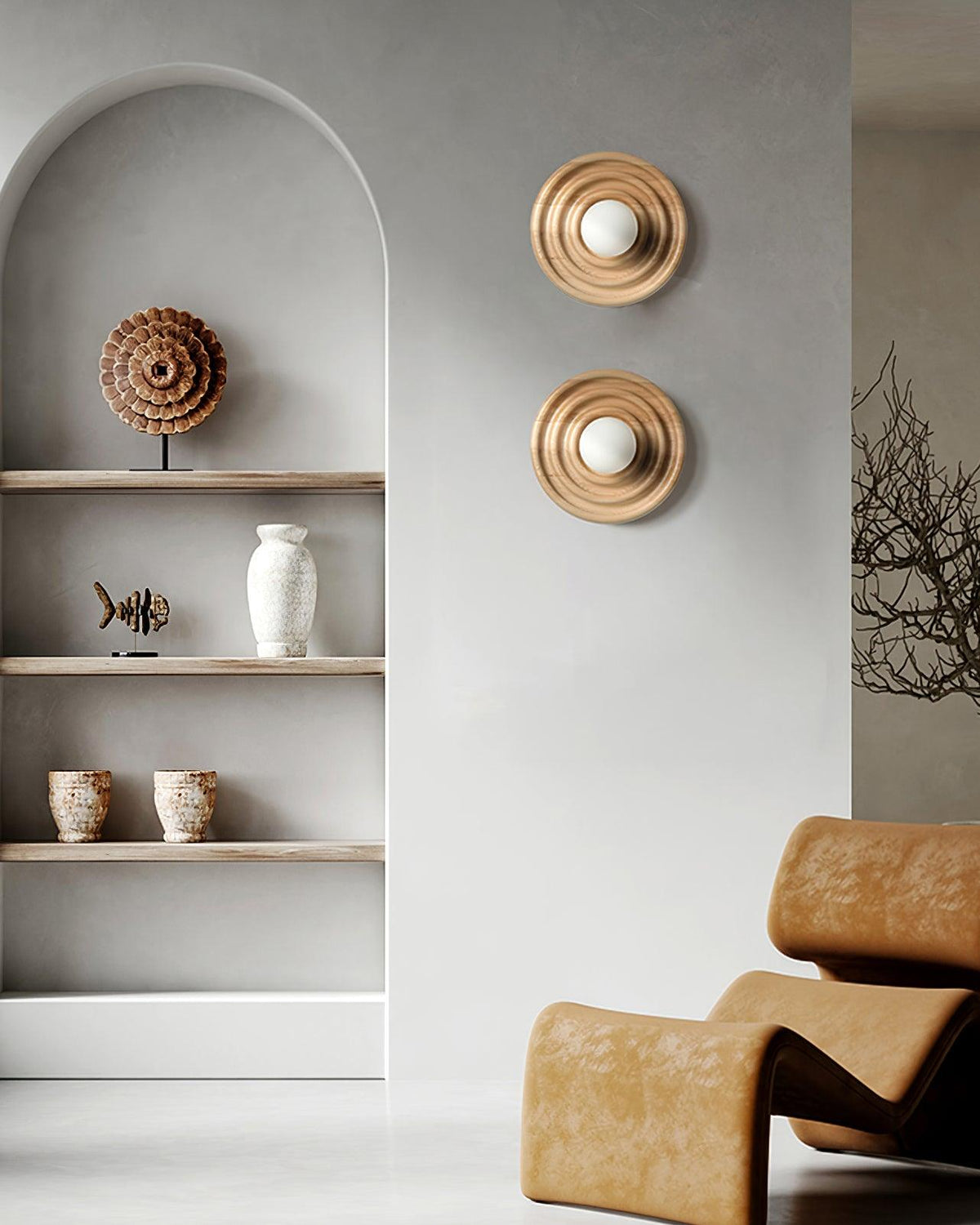 Aldinise wandlamp Ripple met walnootlichaam en glazen bolkap