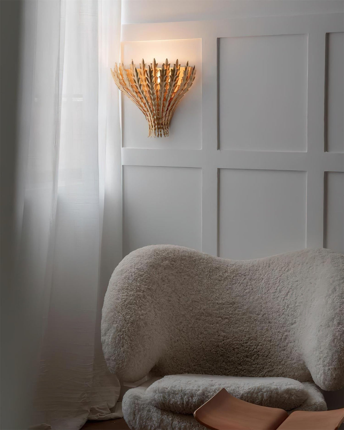 Hampton wandlamp met handgemaakte bladmotief en elegante afwerking