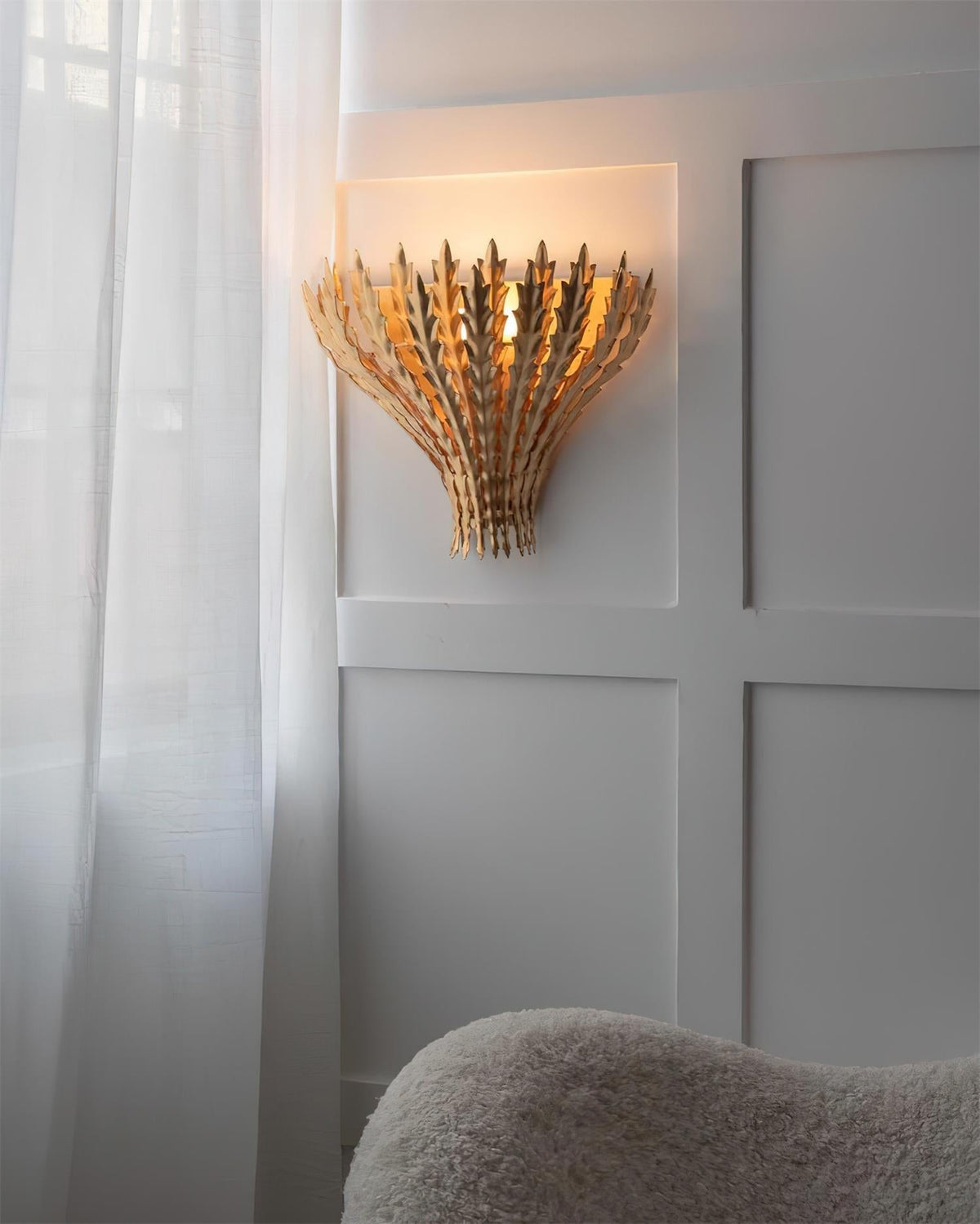 Hampton wandlamp met handgemaakte bladmotief en elegante afwerking