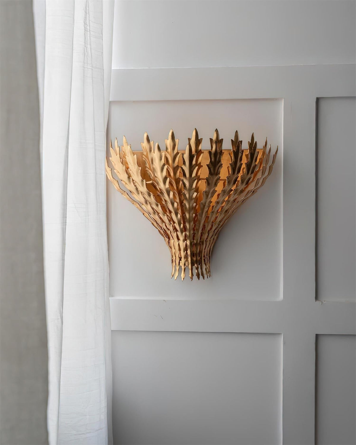 Hampton wandlamp met handgemaakte bladmotief en elegante afwerking