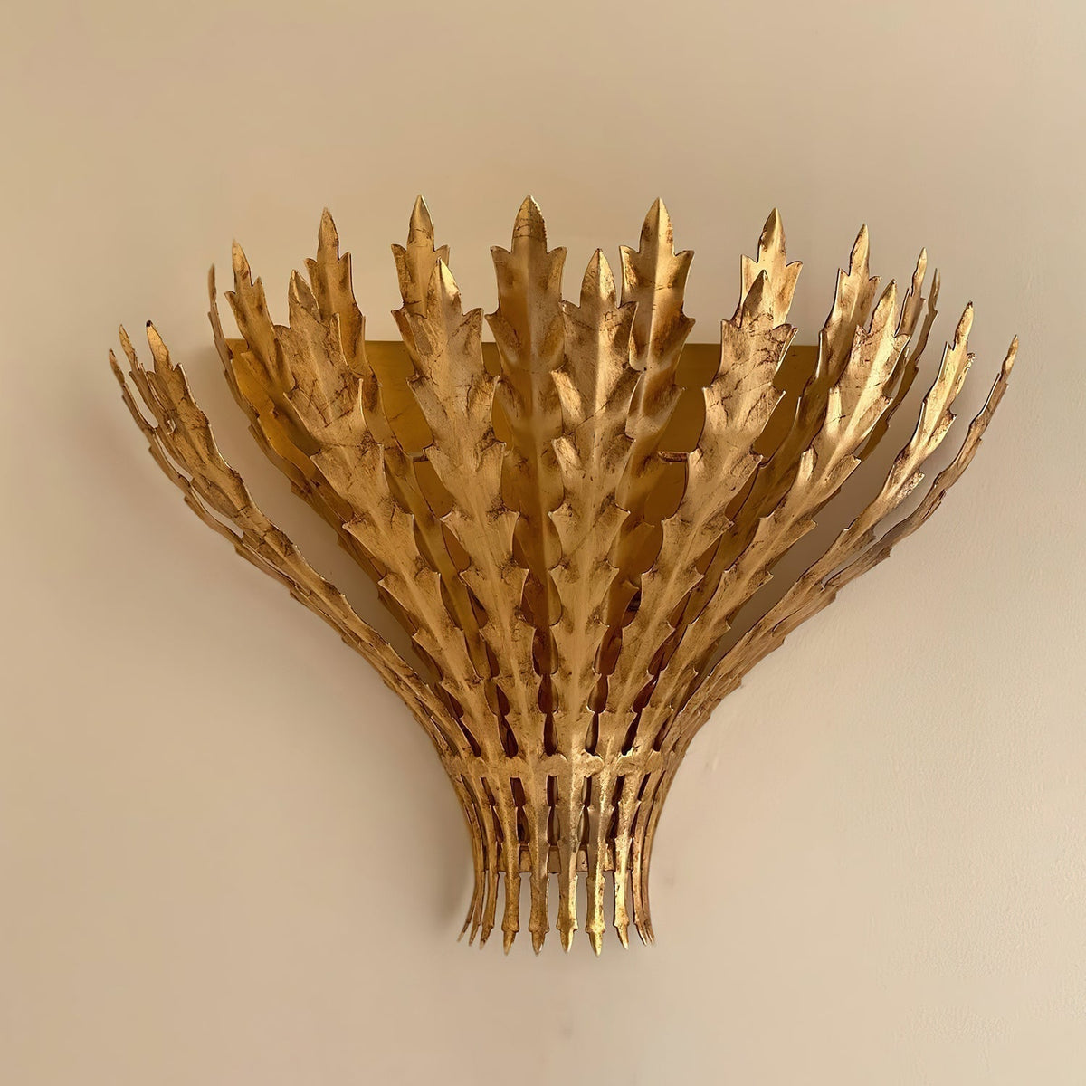 Hampton wandlamp met handgemaakte bladmotief en elegante afwerking