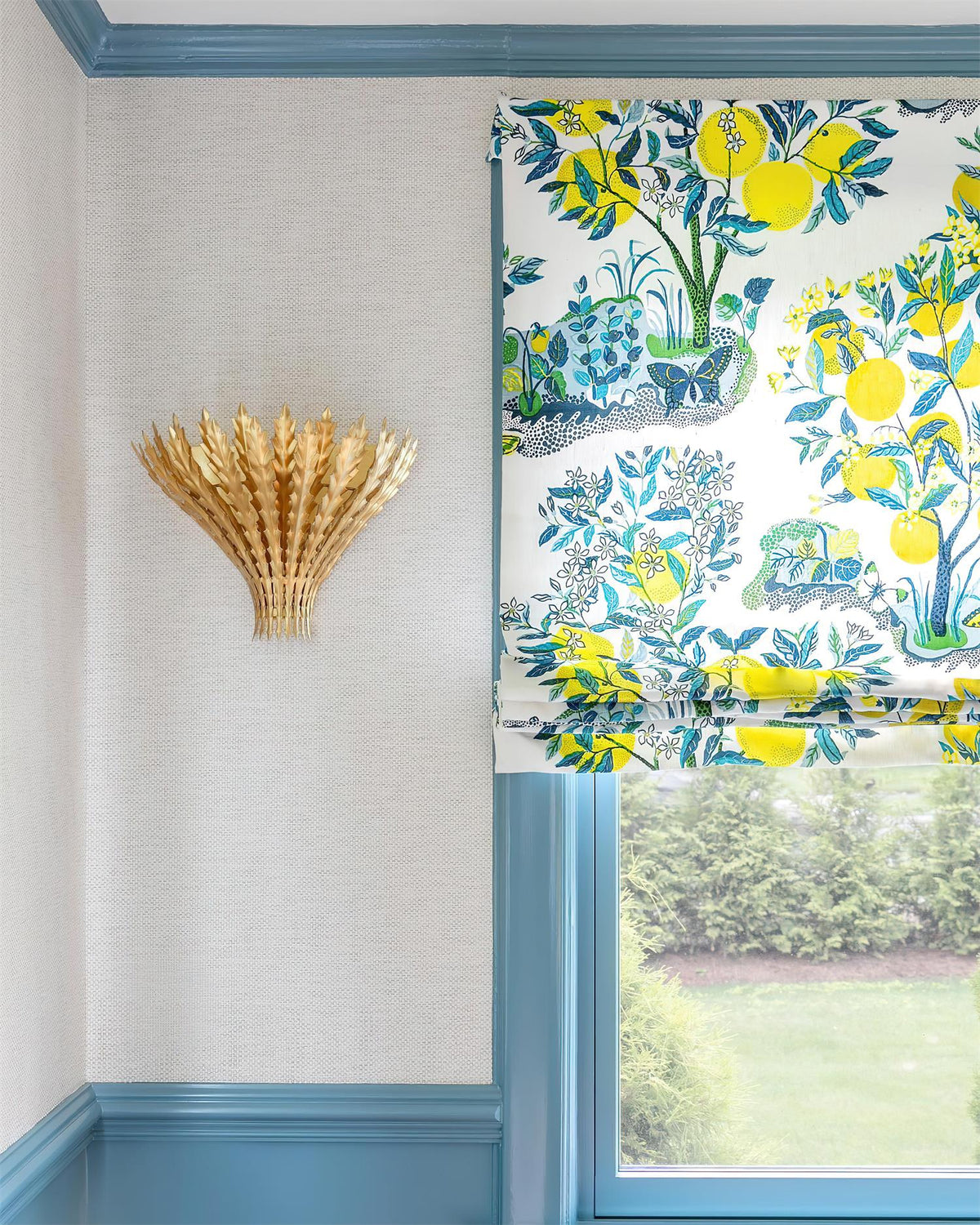 Hampton wandlamp met handgemaakte bladmotief en elegante afwerking