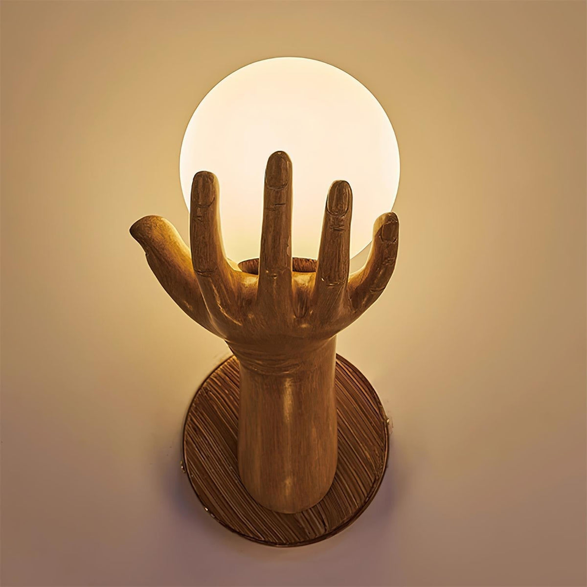 Wandlamp met polymer lichthuis, handvormige bolkap en houtnerf-afwerking