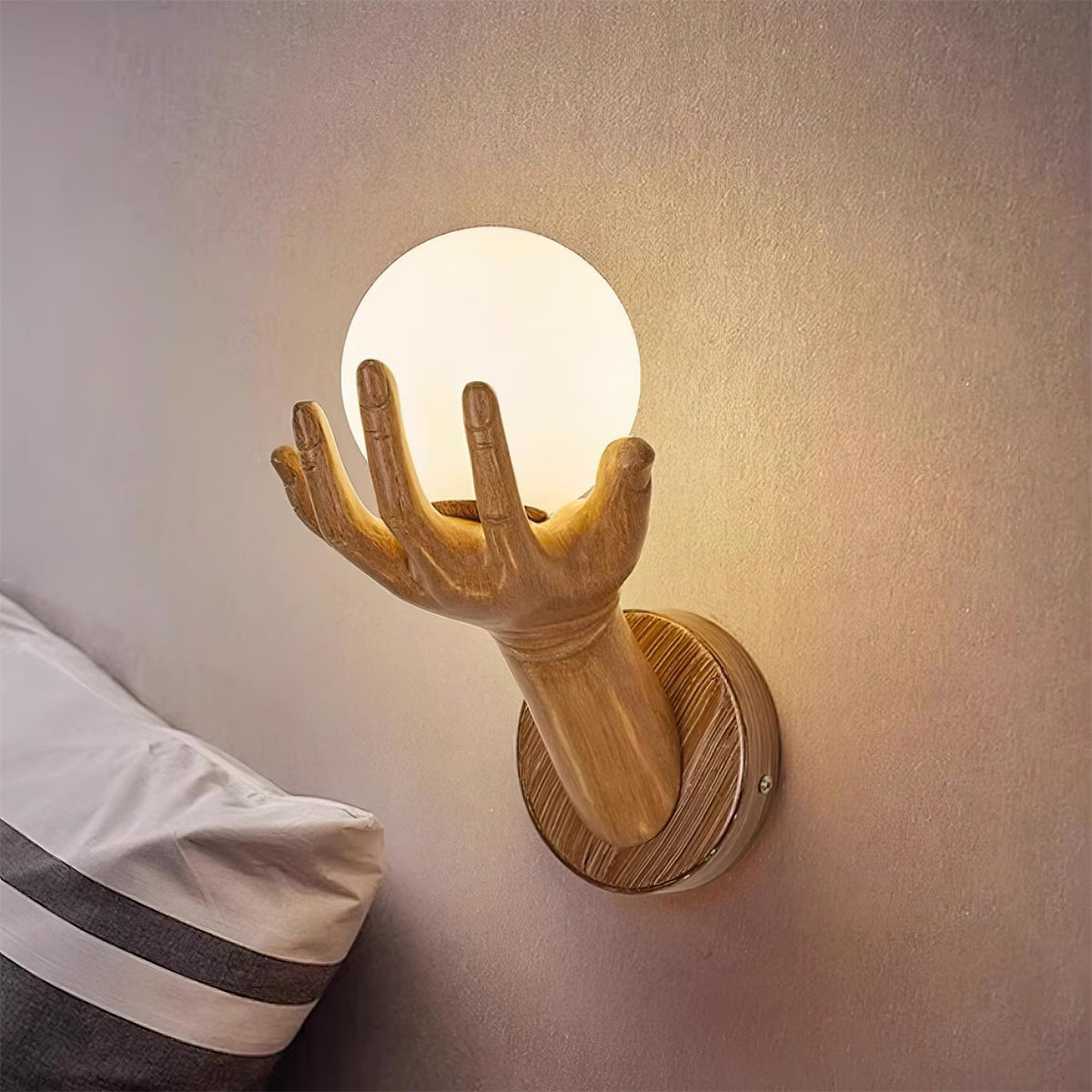 Wandlamp met polymer lichthuis, handvormige bolkap en houtnerf-afwerking