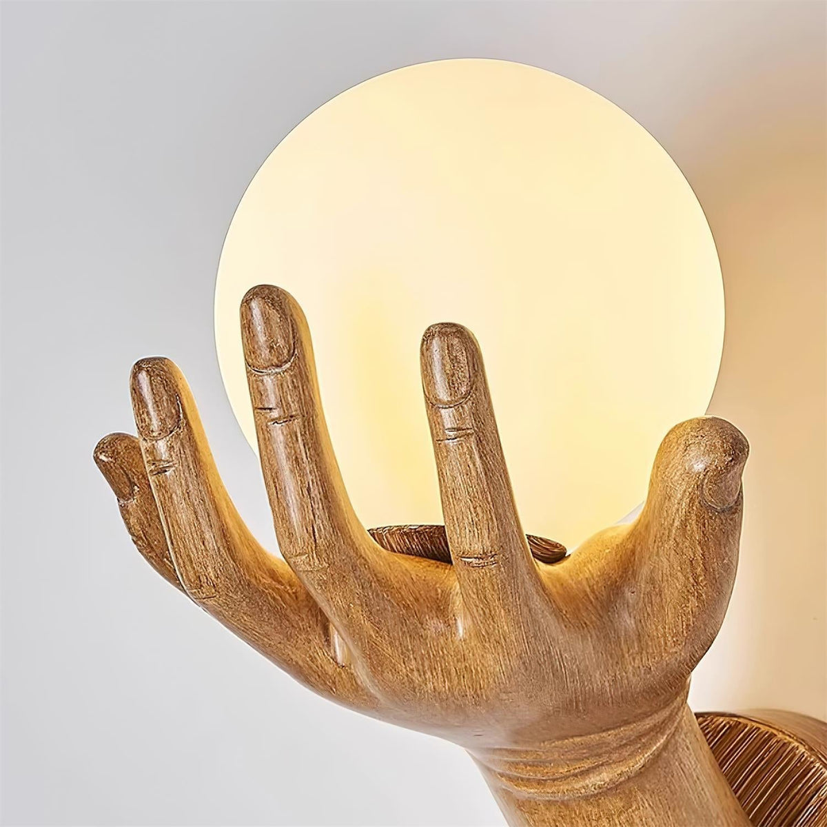Wandlamp met polymer lichthuis, handvormige bolkap en houtnerf-afwerking