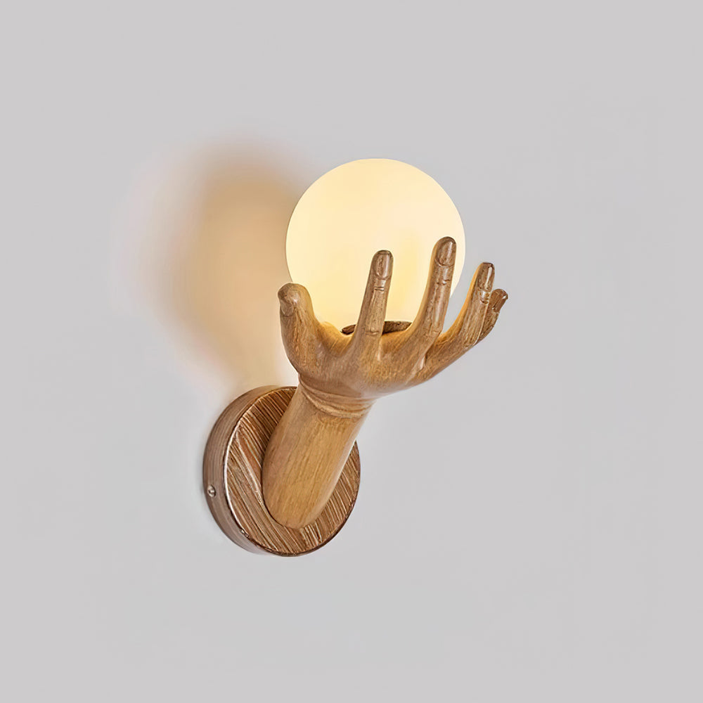 Wandlamp met polymer lichthuis, handvormige bolkap en houtnerf-afwerking