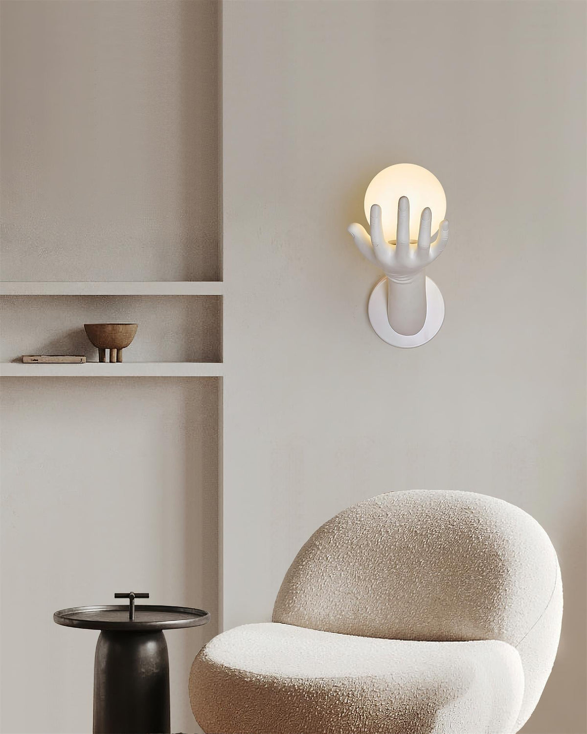 Wandlamp met polymer lichthuis, handvormige bolkap en houtnerf-afwerking